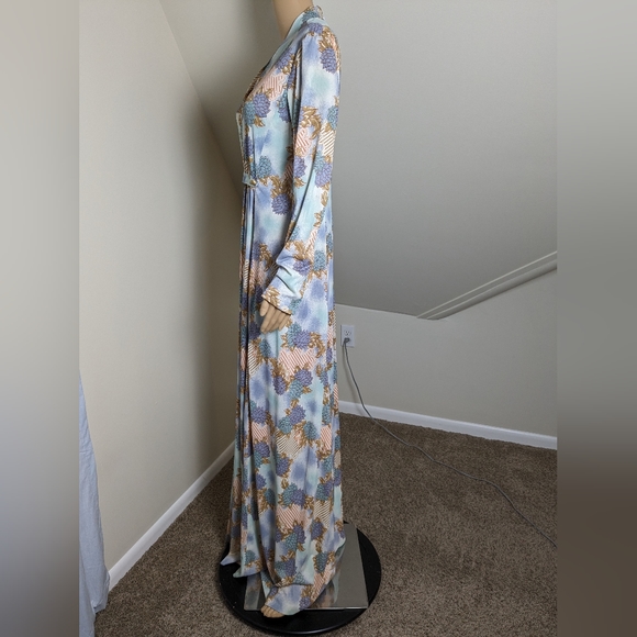 Flowing Vintage Gown with Unique Pattern - Picture 9 of 16